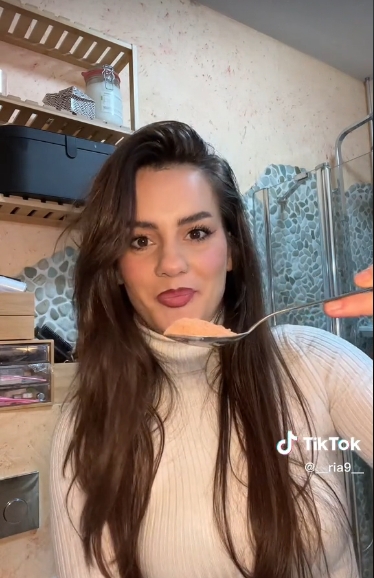 Быстро освежаем волосы без воды: это средство есть почти на каждой кухне